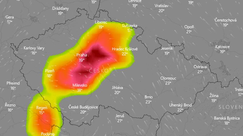 Na Česko se ženou silné bouřky, lijáky a vítr, varovali meteorologové